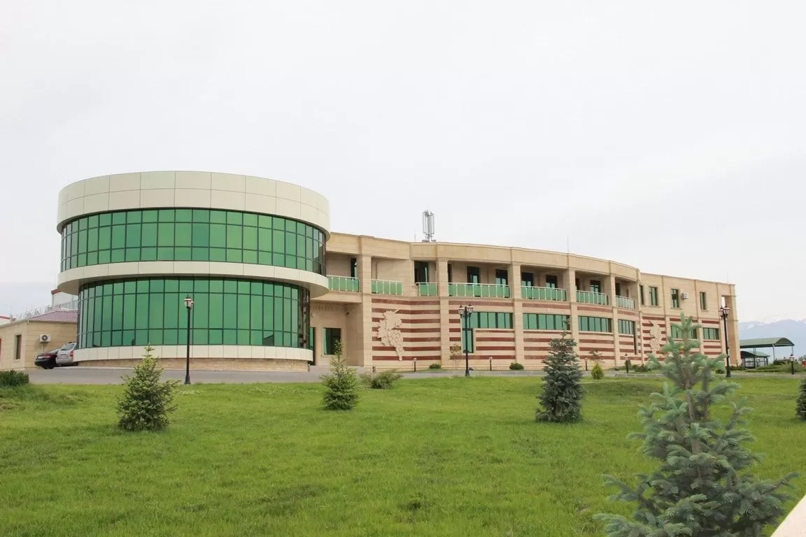 Qəbələ Şəhər / Qaradeyn kəndi Şərab - Zavodu. 1 lift